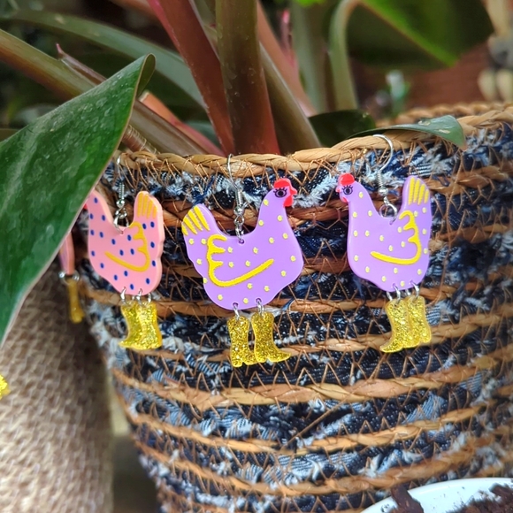 NWT/IP: (unbranded) 🐣🐔👢🤠 COWBOY BOOT CHICKEN🤠👢🐔🐣 acrylic dangle earrings - Picture 7 of 7